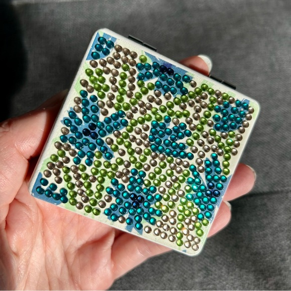 Diamond Art Floral Compact Mirror, Double-Sided, Sparkly (BLUE, GREEN) - Picture 5 of 17